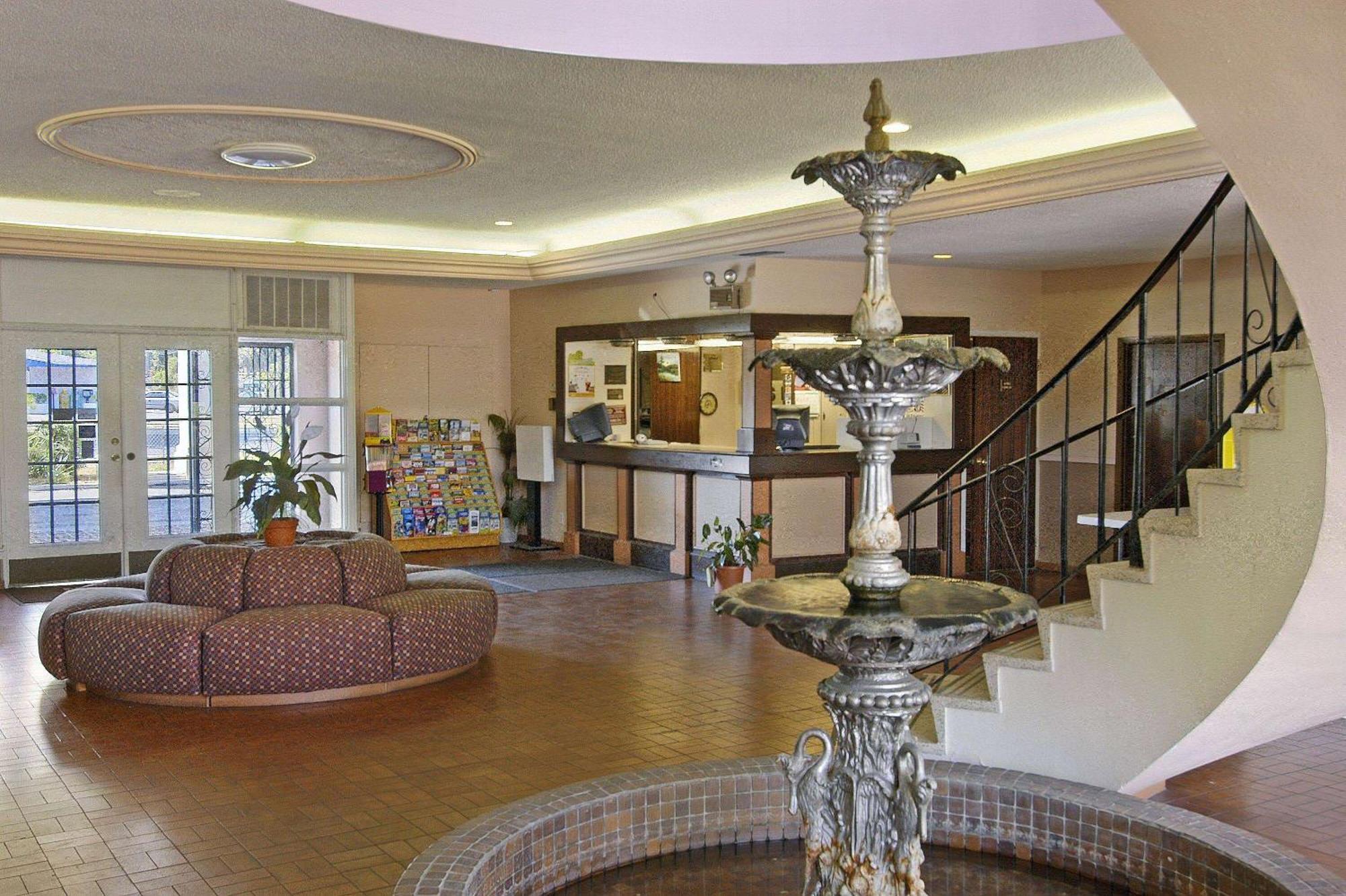 University Inn Гейнсвилл Экстерьер фото