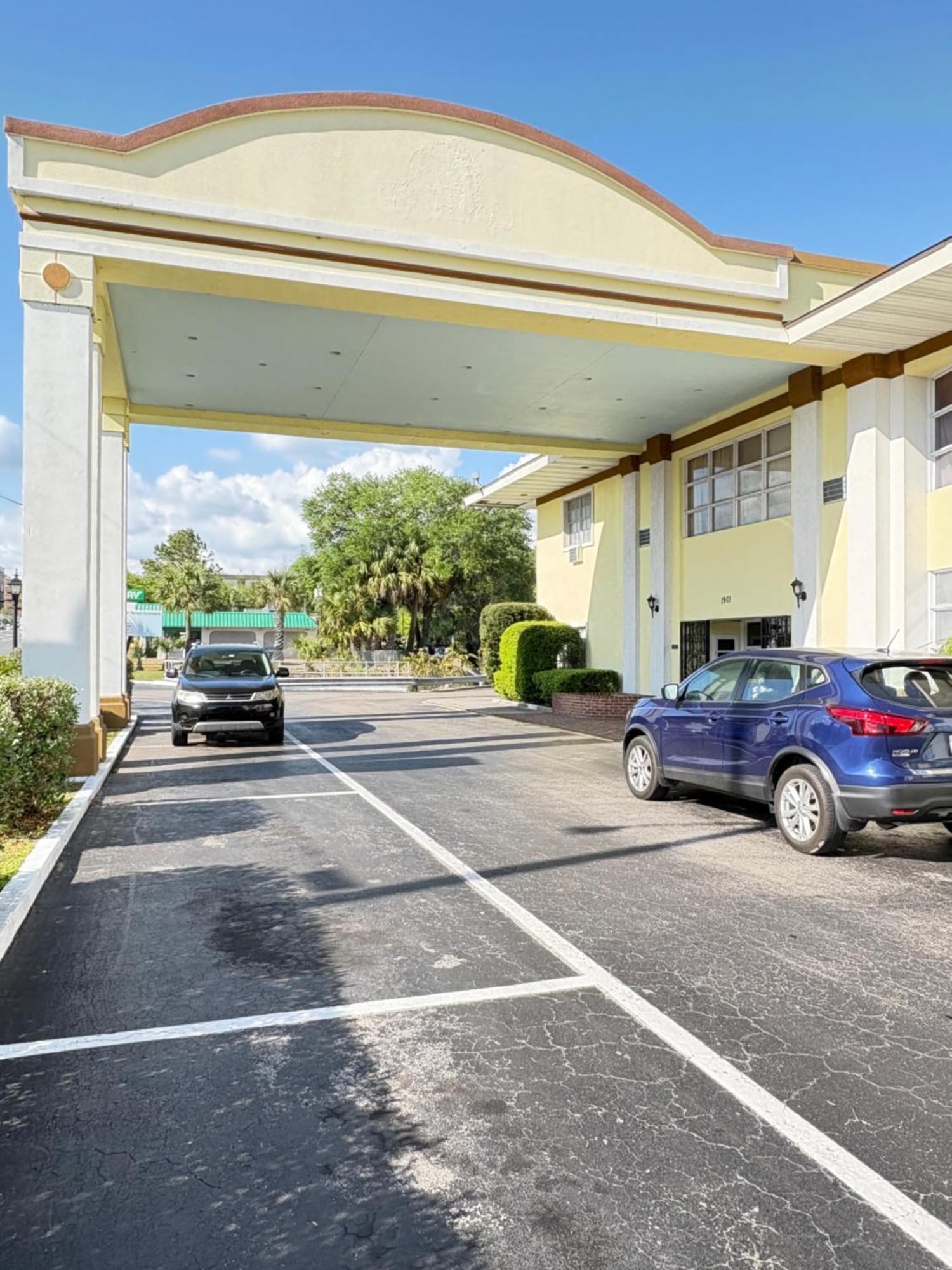 University Inn Гейнсвилл Экстерьер фото